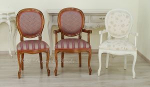Poltroncine con braccioli e sedia in legno di noce con seduta e schienale imbottiti